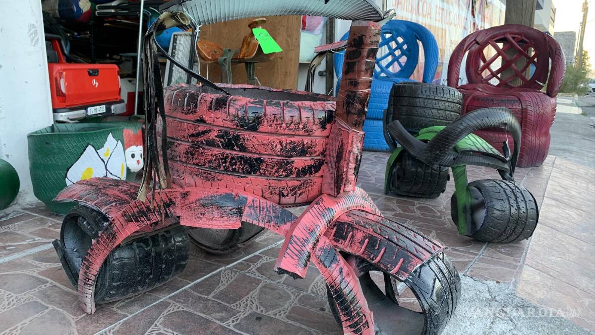 Saltillense elabora con llantas maceteros y hasta salas completas