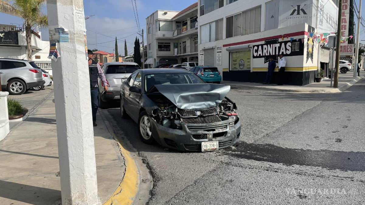 Estrella adulto mayor por alcance a camioneta