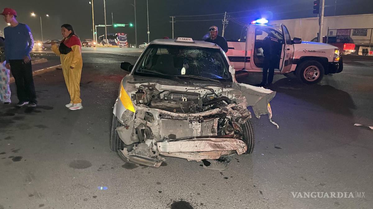 Chocan ‘Guasón’ y ‘Winnie Pooh’ contra taxi en cruce de Saltillo