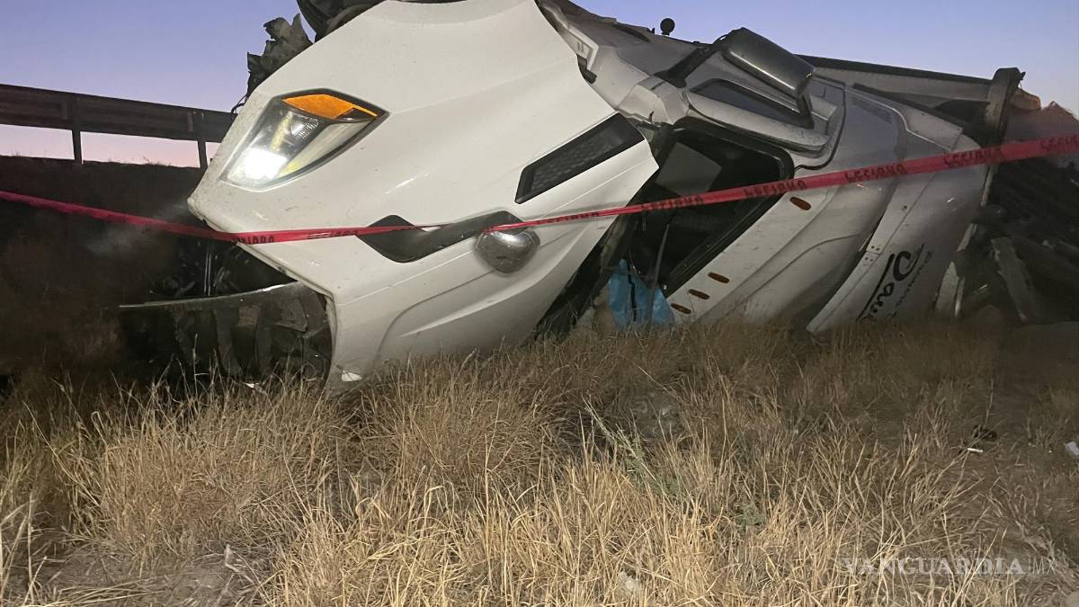 Muere trailero al volcarse sobre la Carretera Federal 57