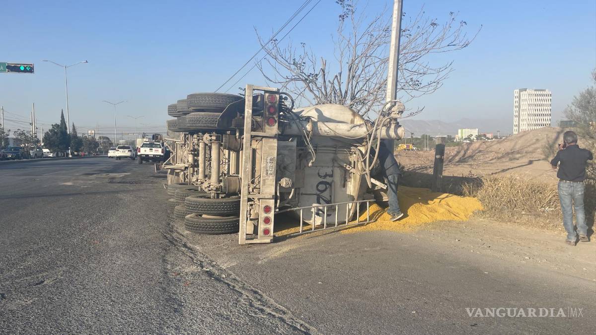 Tráiler vuelca por exceso de carga y derrama 20 toneladas de alimento para gallo en Saltillo