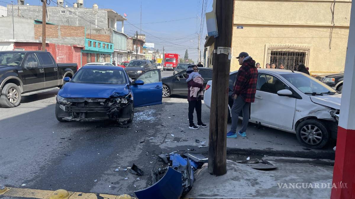 Chocan tres vehículos en céntrica zona de Saltillo; no hubo lesionados