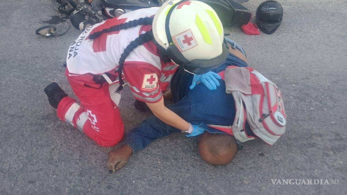 Motociclista choca contra remolque y pierde la vida, en Saltillo