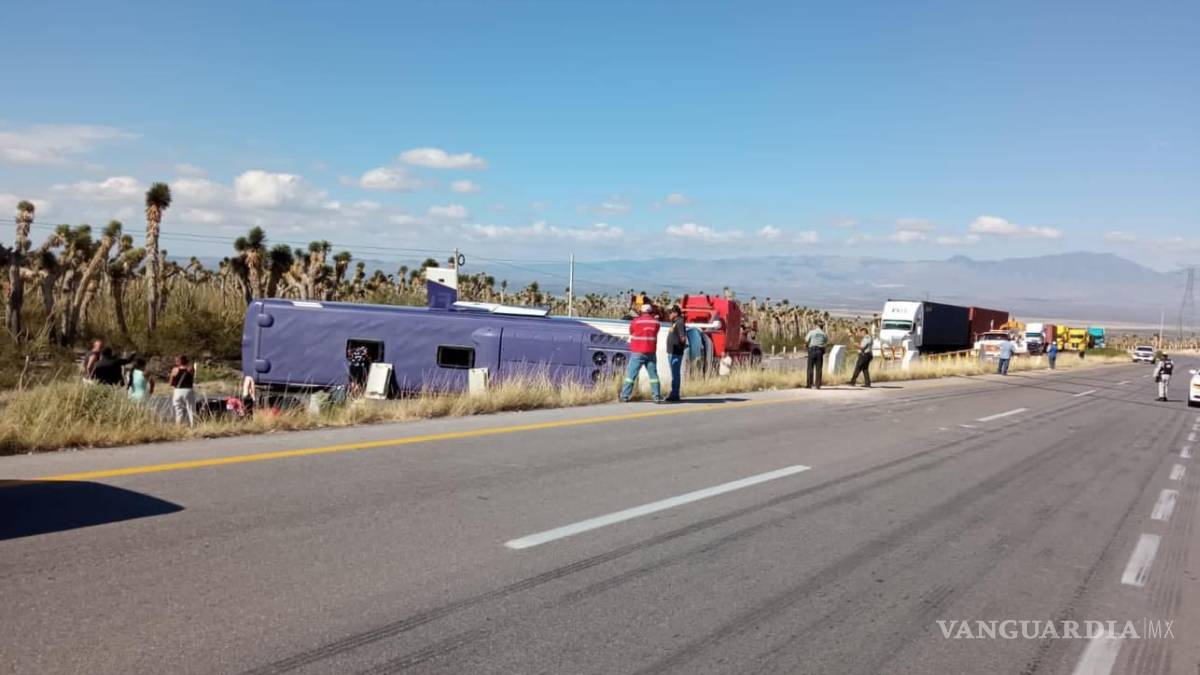 Volcadura de autobús deja ocho pasajeros heridos en carretera Saltillo-Zacatecas; conductor dormitó