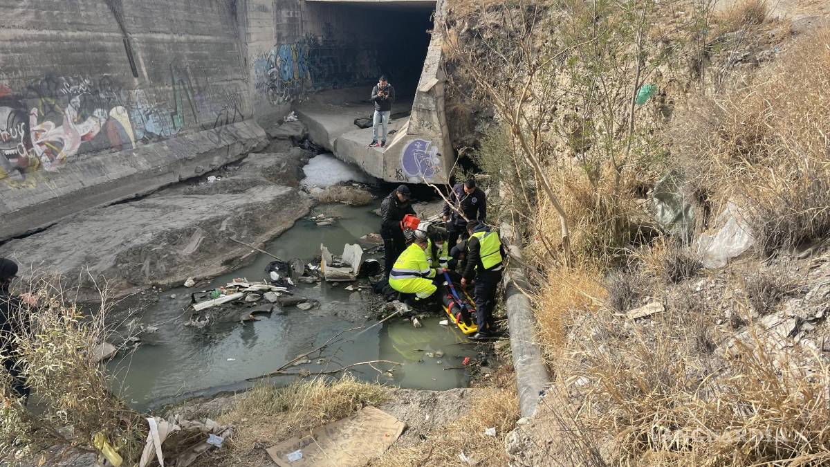 Saltillo: por tomar atajo, motociclista cae a arroyo con todo y el tanque de gas que cargaba