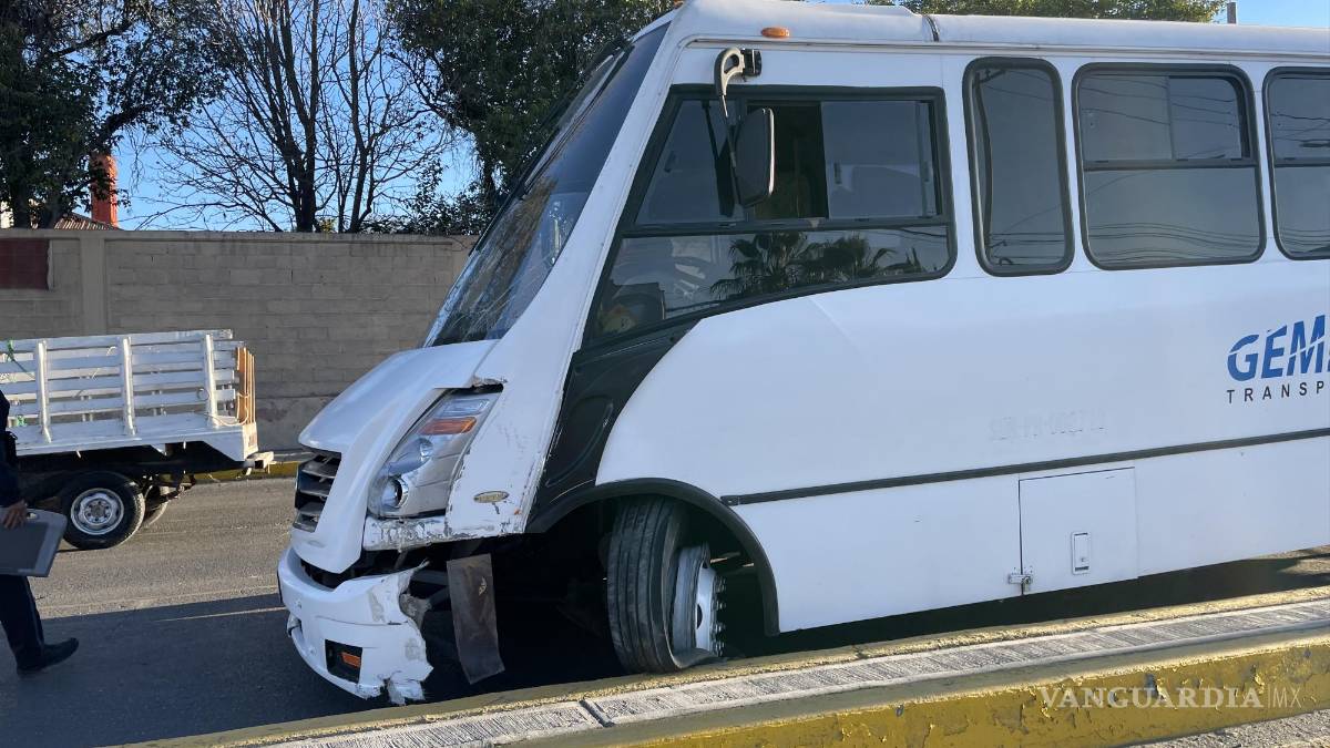 Transporte de personal choca contra camellón y casi vuelca en periférico LEA en Saltillo