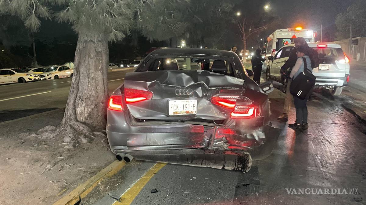Conductor choca por alcance a taxi y a un carro de lujo, en Saltillo