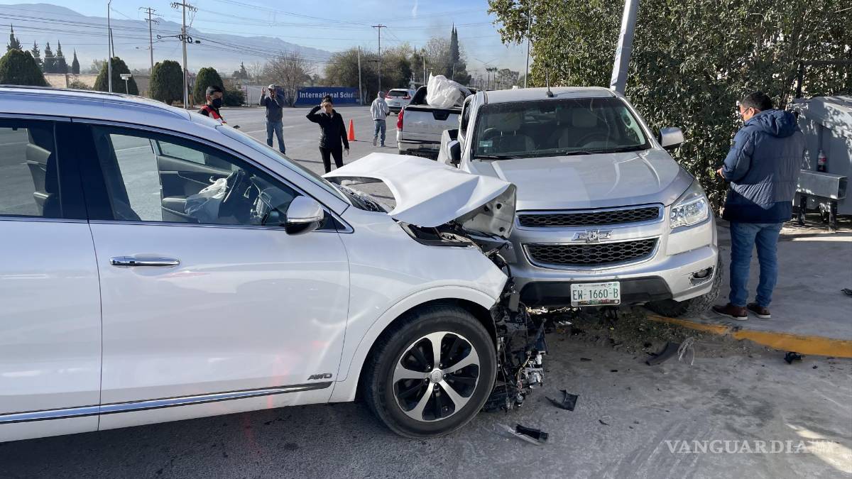 Saltillo: hombre casi termina prensado en aparatoso accidente