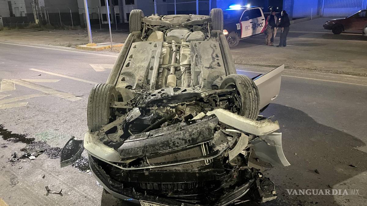 Joven dormita y sufre volcadura en Los Pinos, Ramos Arizpe