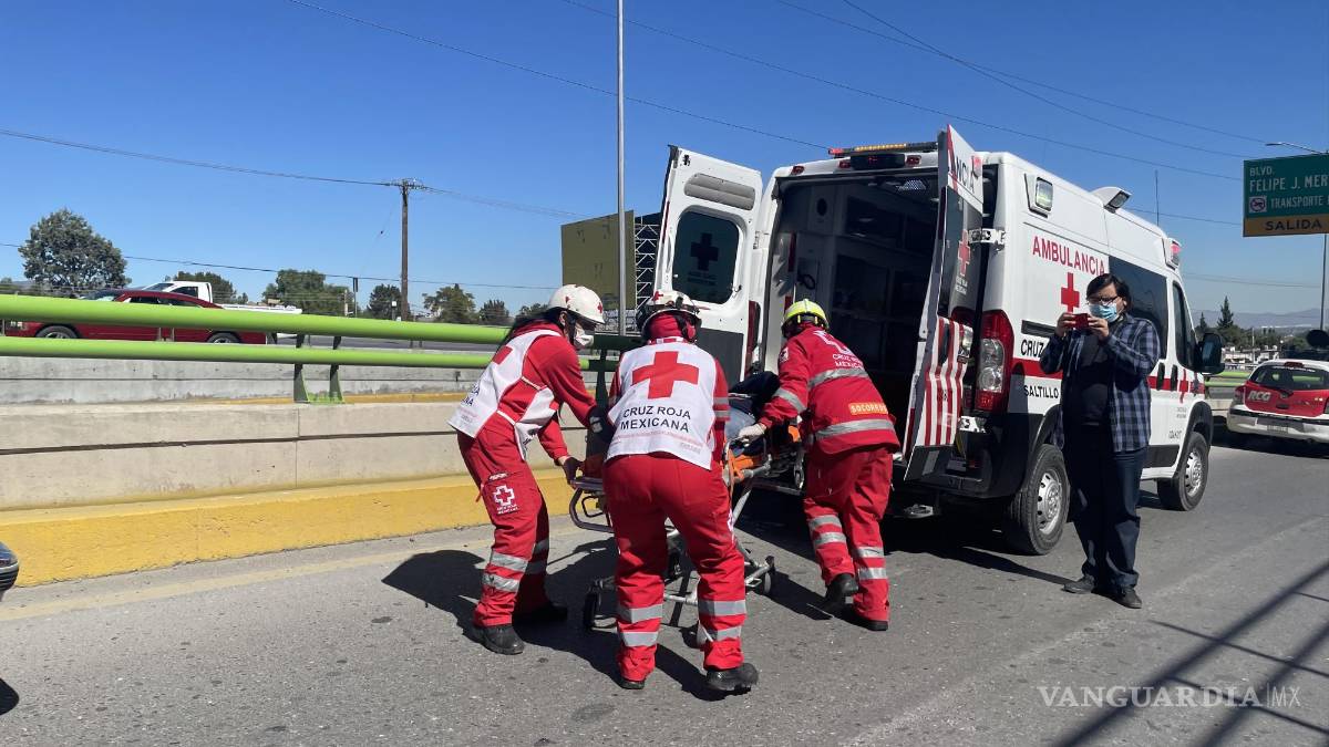Se le sube la presión al manejar y termina chocando, en Saltillo