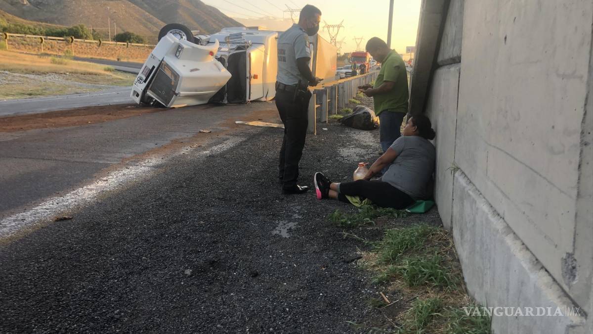 Tráiler vuelca a exceso de velocidad en la Sal-Mty