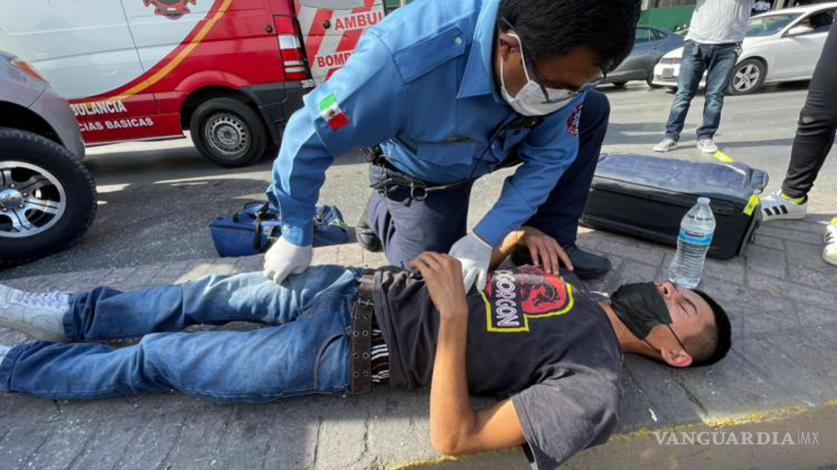 Se sube a camellón y atropella a peatón en pleno bulevar V. Carranza en Saltillo por ir a exceso de velocidad