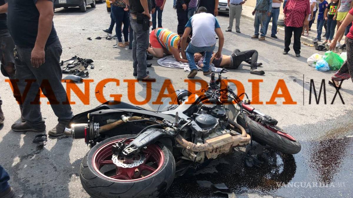 Motociclista queda grave tras accidente en zona Centro; camioneta le quita derecho de paso