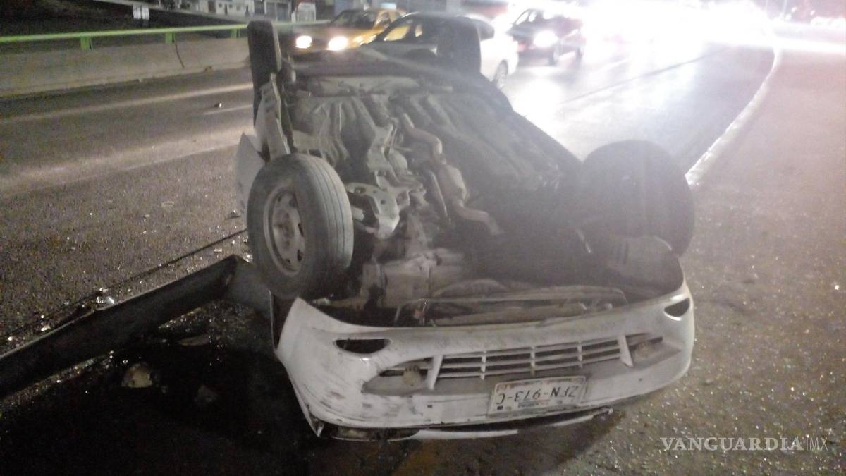 Reportan aparatosa volcadura en Periférico de Saltillo