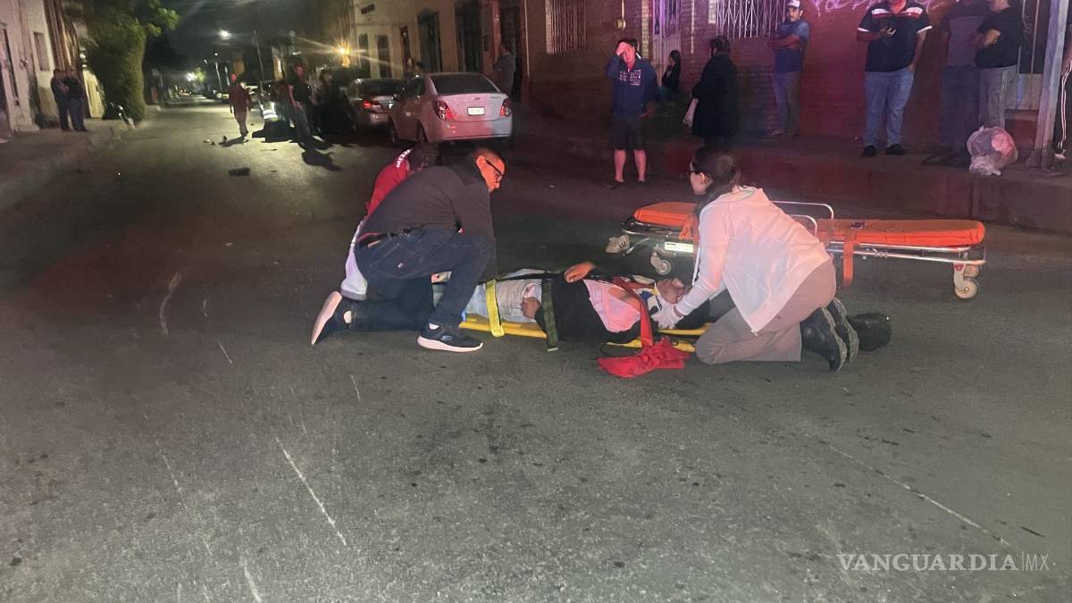 Cuatro menores motociclistas resultan heridos al ser embestidos por una camioneta, en Saltillo
