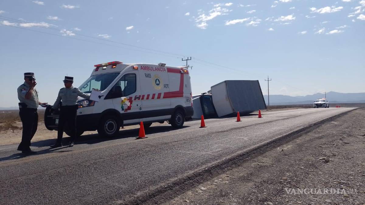 Vuelca camión con equipo de refrigeración en la Torreón