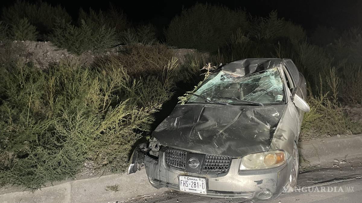 Vuelcan y dejan el carro abandonado, en la Saltillo-Zacatecas