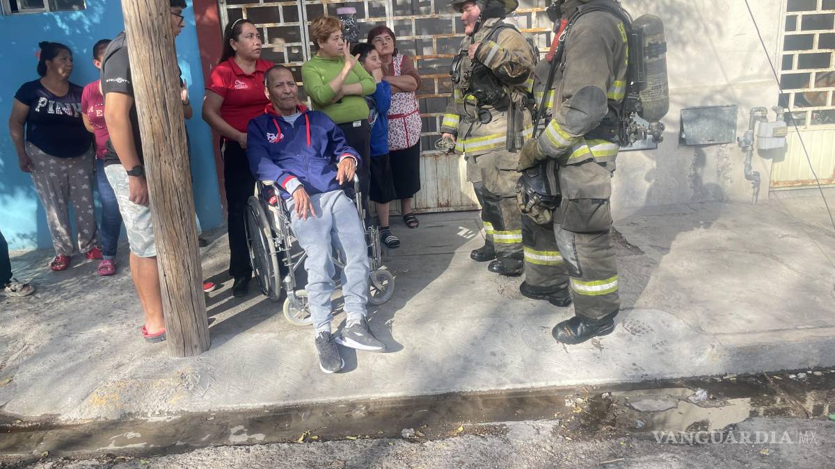 Vecinos rescatan a adulto mayor de incendio en su casa, en Saltillo