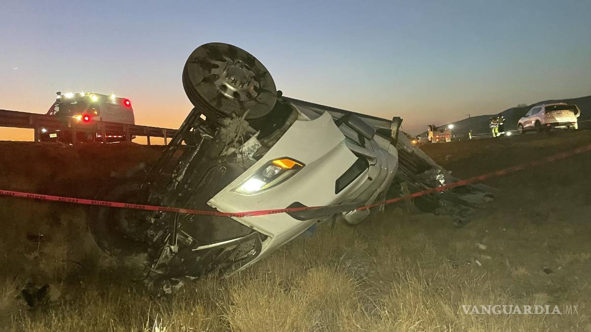 Muere trailero al volcarse sobre la Carretera Federal 57