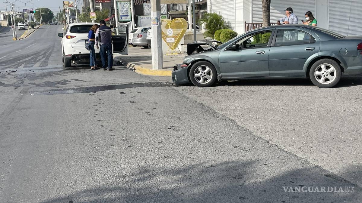 Estrella adulto mayor por alcance a camioneta