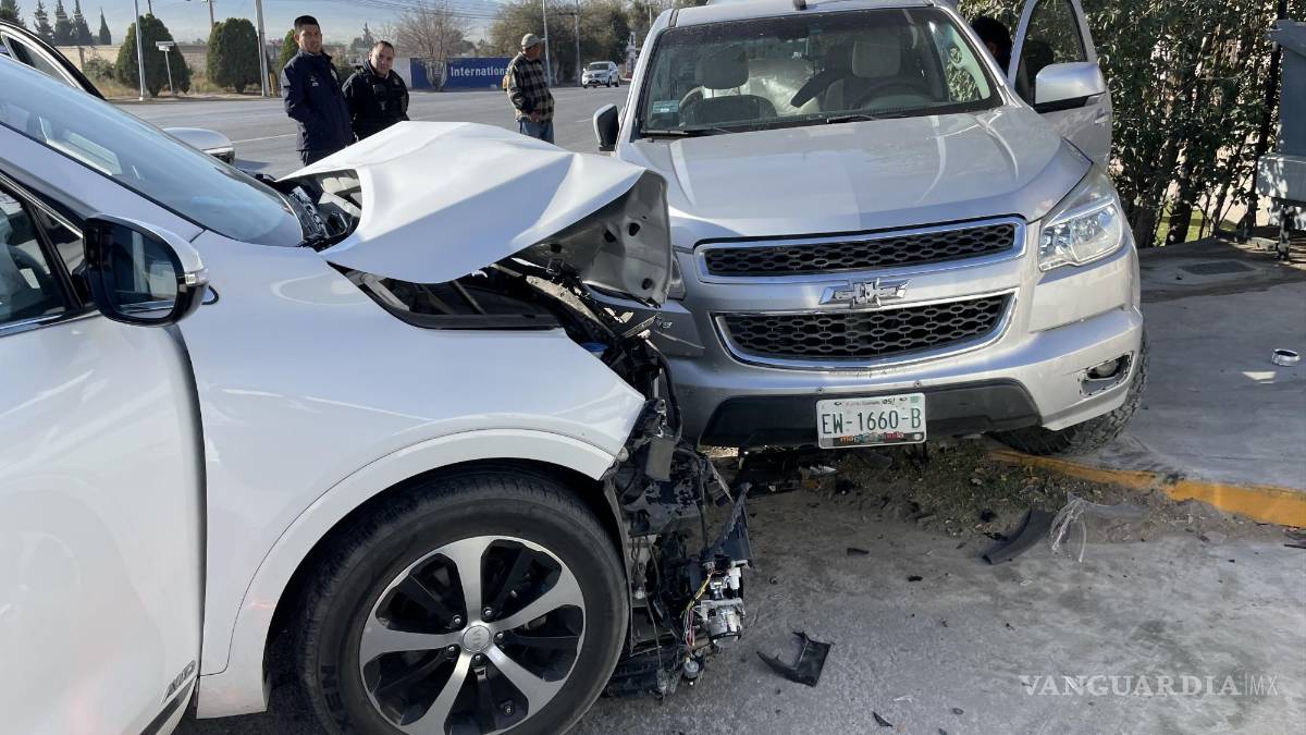 Saltillo: hombre casi termina prensado en aparatoso accidente