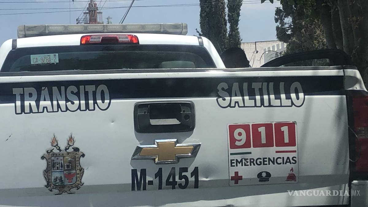 Choca contra barrera metálica por ir a exceso de velocidad
