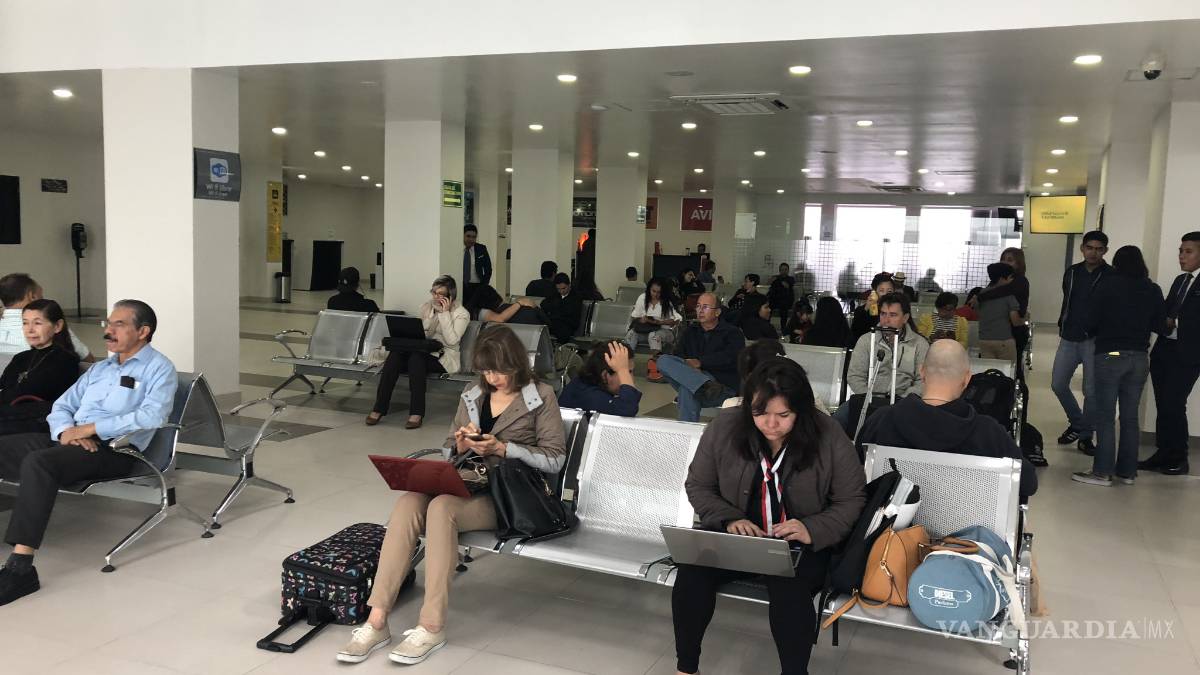 Llega avión con hora y media de retraso