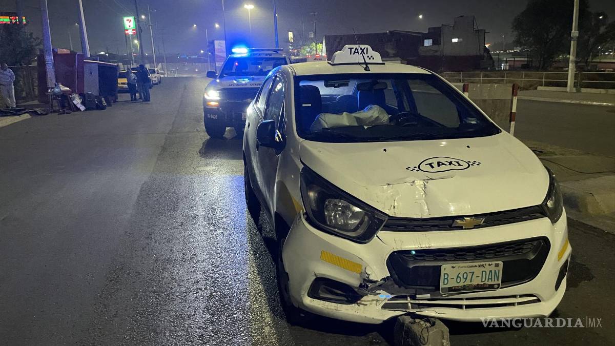 Se duerme al volante y choca contra puesto de gorditas