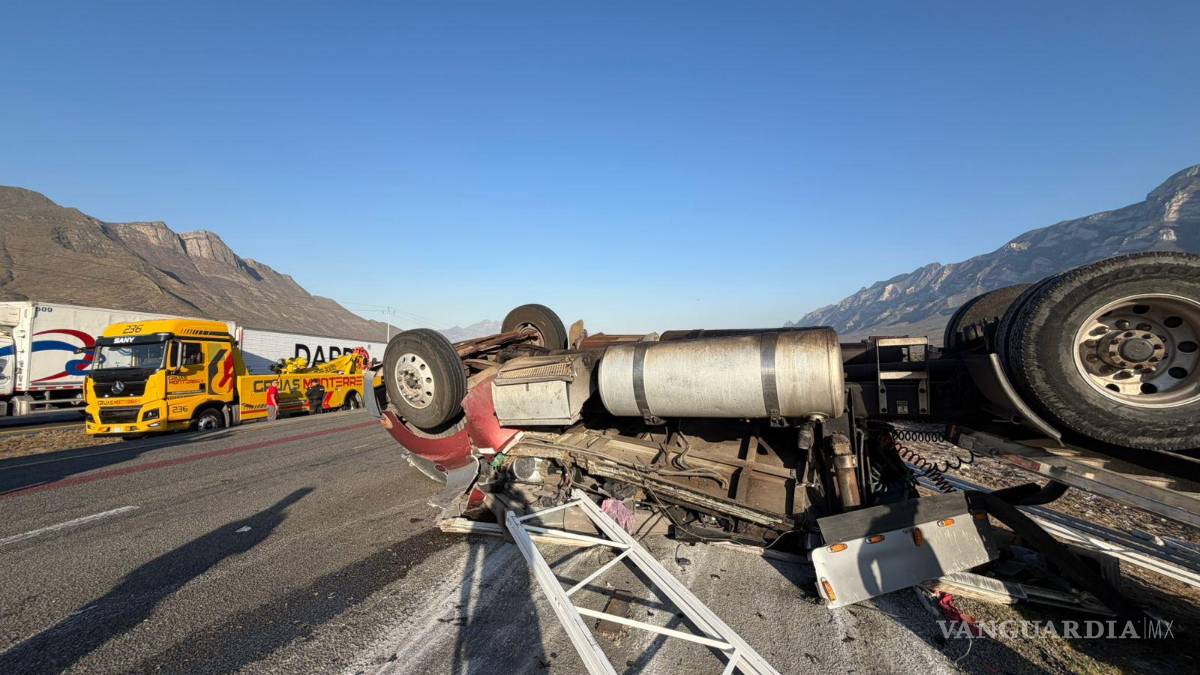 Trailero sale ileso de volcadura de su unidad en la carretera Saltillo-Monterrey