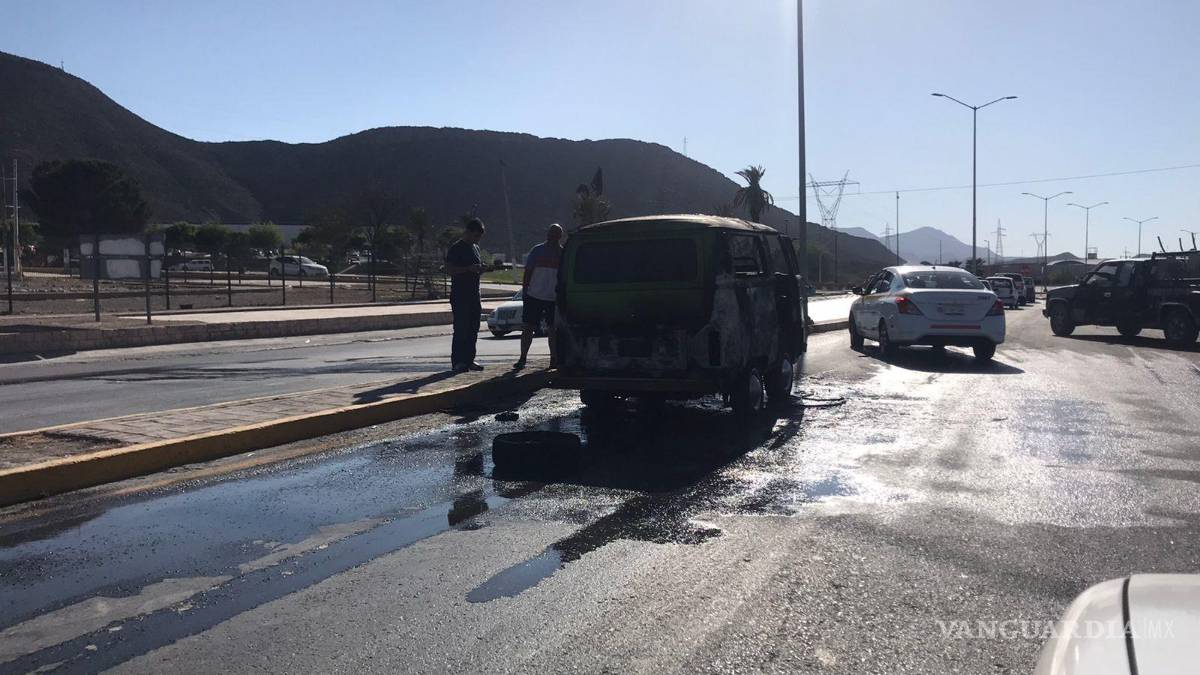 Incendio consume a combi ‘tuneada’ en carretera Torreón-Saltillo