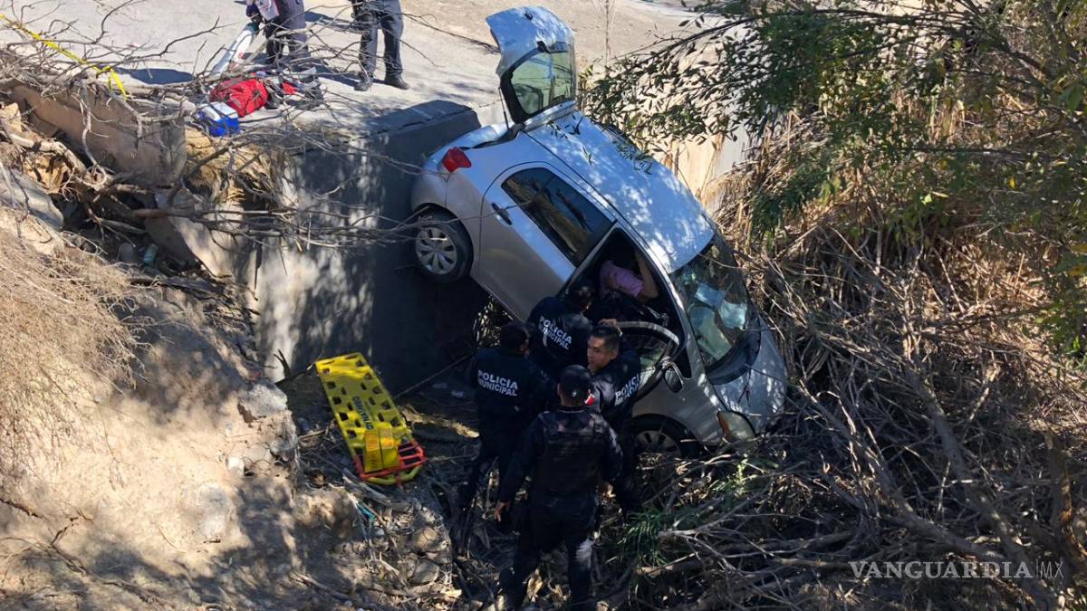 Pierde el control de su vehículo y cae en arroyo de Saltillo; conductor resulta lesionado