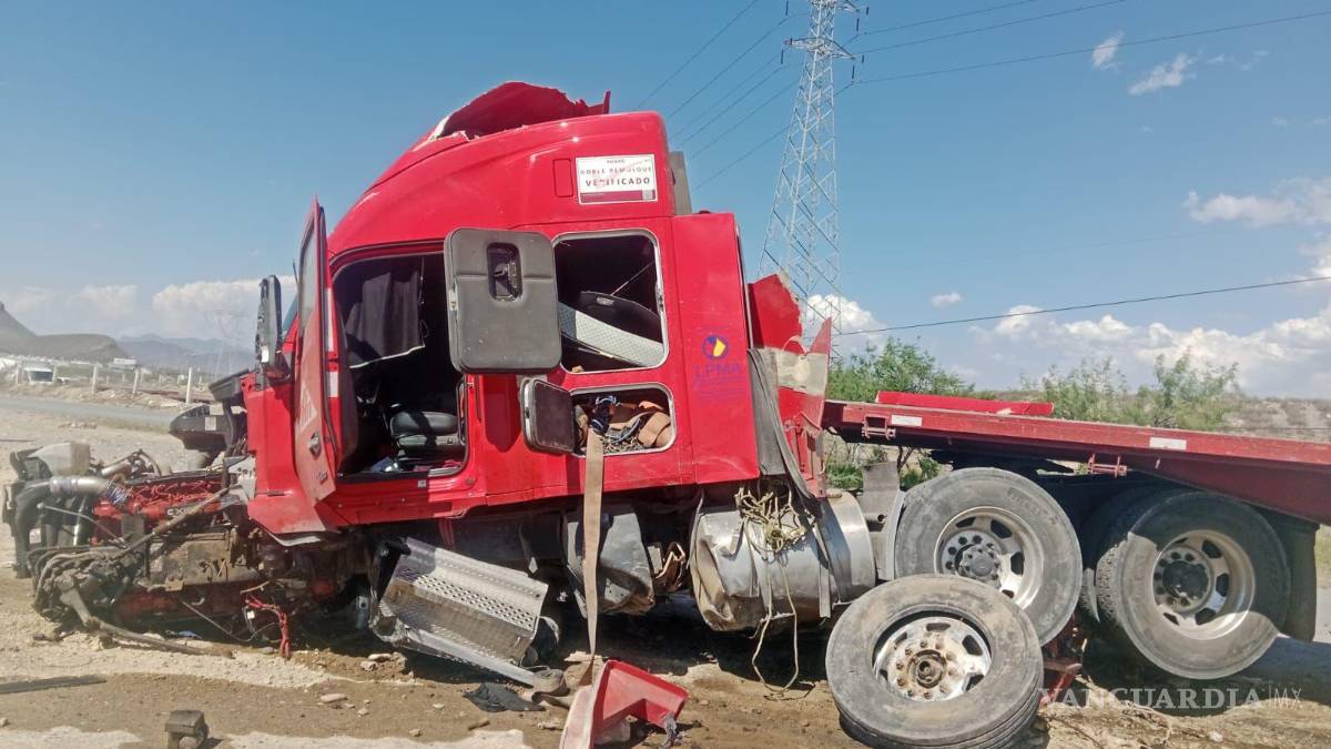Trailero choca y derriba torre eléctrica, en Ramos Arizpe