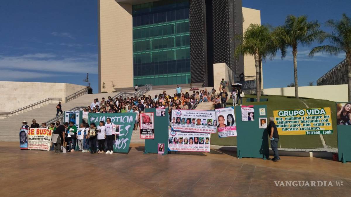 Colectivos se concentran en Plaza Mayor de Torreón; buscan ‘visibilizar’ desapariciones