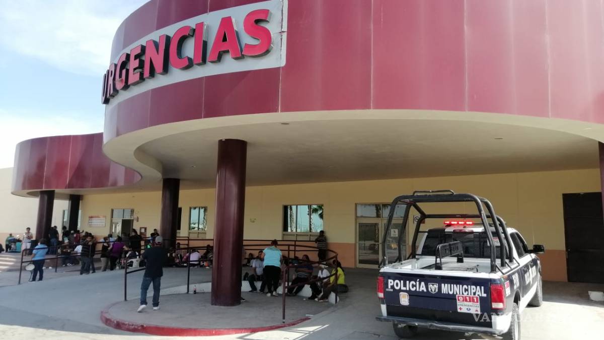 Motociclistas lo atacan a balazos cuando caminaba con su familia