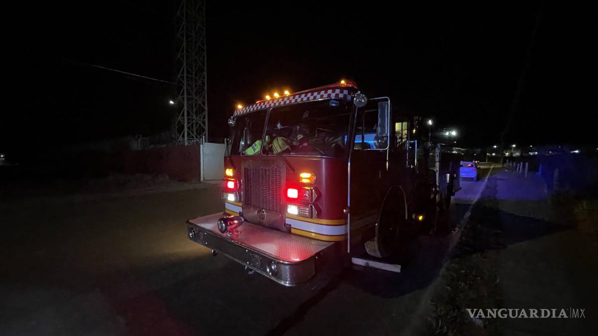 Alarma a vecinos de colonia Loma Linda de Saltillo incendio en terreno baldío