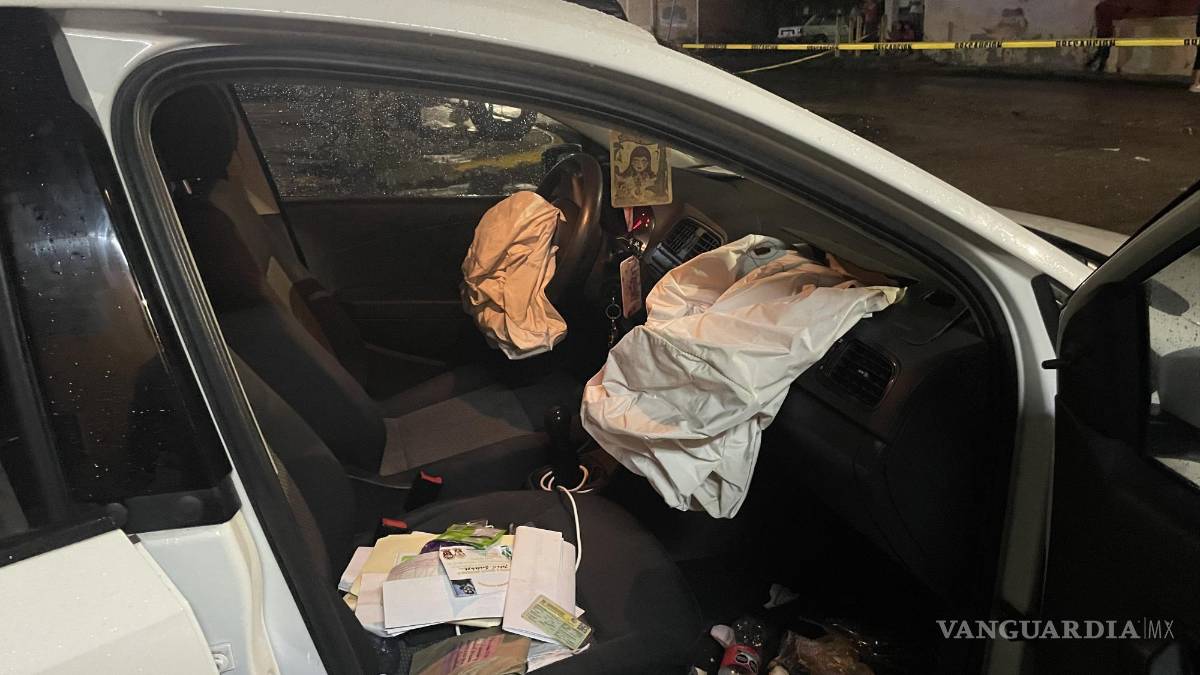 Bache ‘invisible’ origina volcadura en Saltillo; lo confundieron con charco de agua