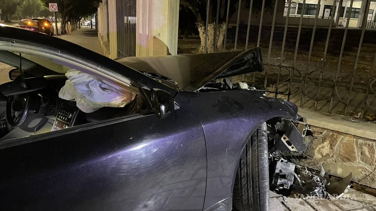 Saltillo: choca contra Químicas de la UAdeC y huye del lugar