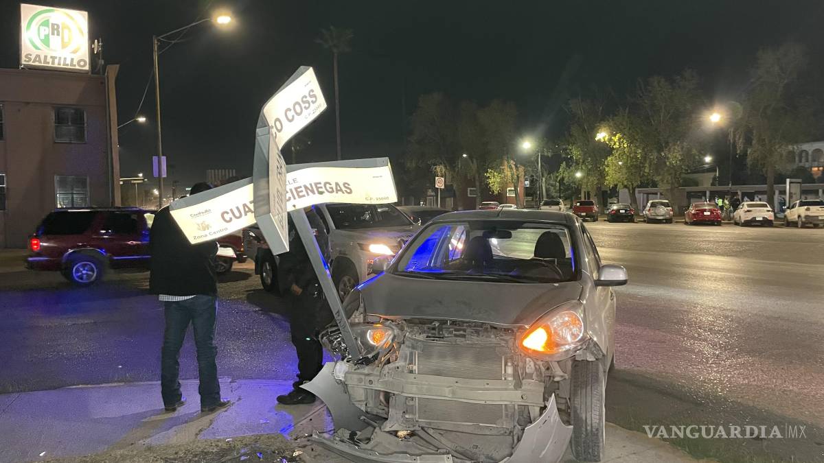 Choca y culpa a otro vehículo, en Saltillo