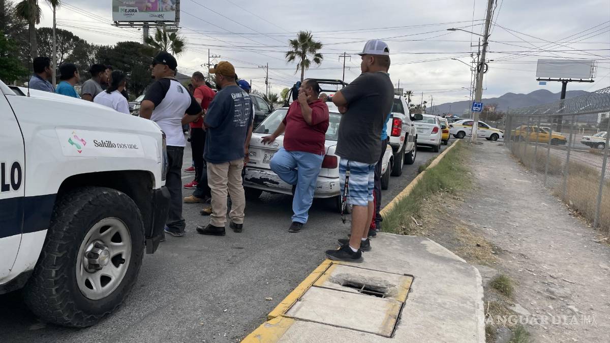 Policías de Saltillo detienen a taxista ante denuncia de robo falsa