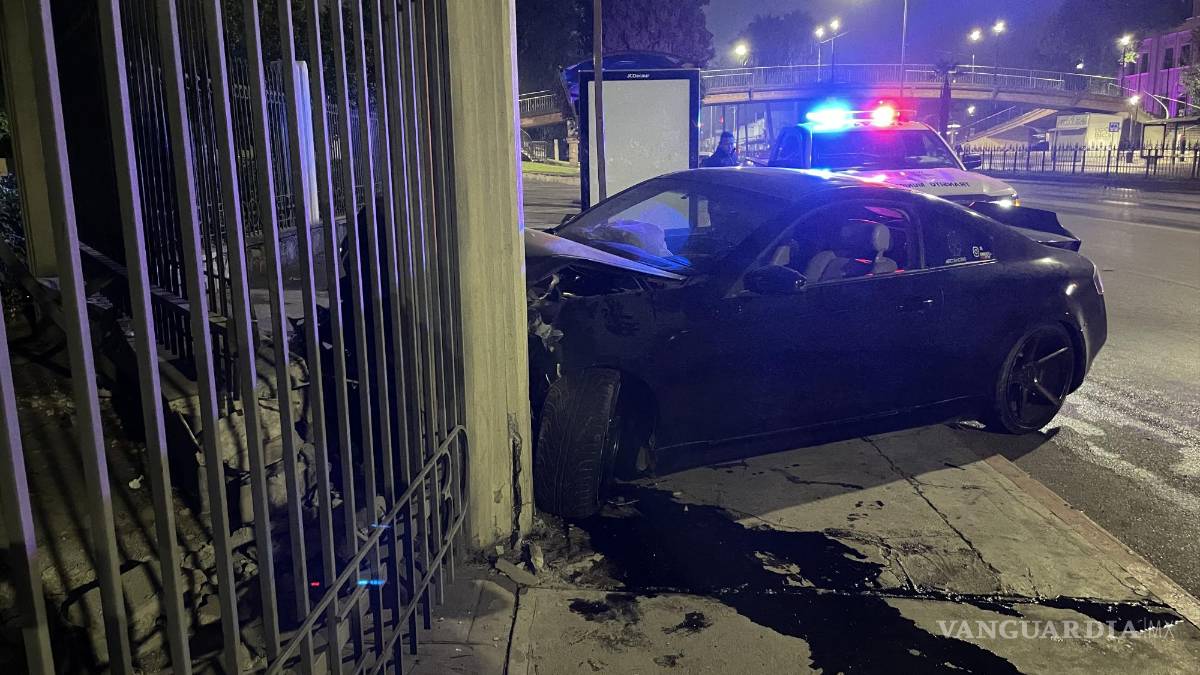 Saltillo: choca contra Químicas de la UAdeC y huye del lugar