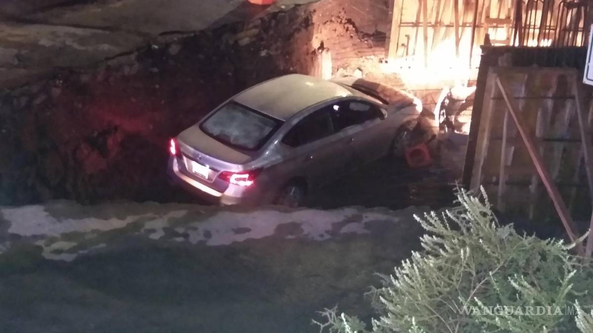 Conductor termina en el fondo de un arroyo, al oriente de Saltillo