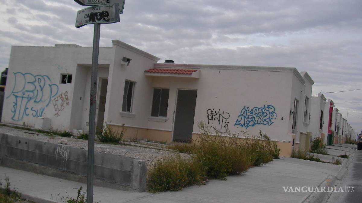 Desaloja Infonavit a 17 familias morosas