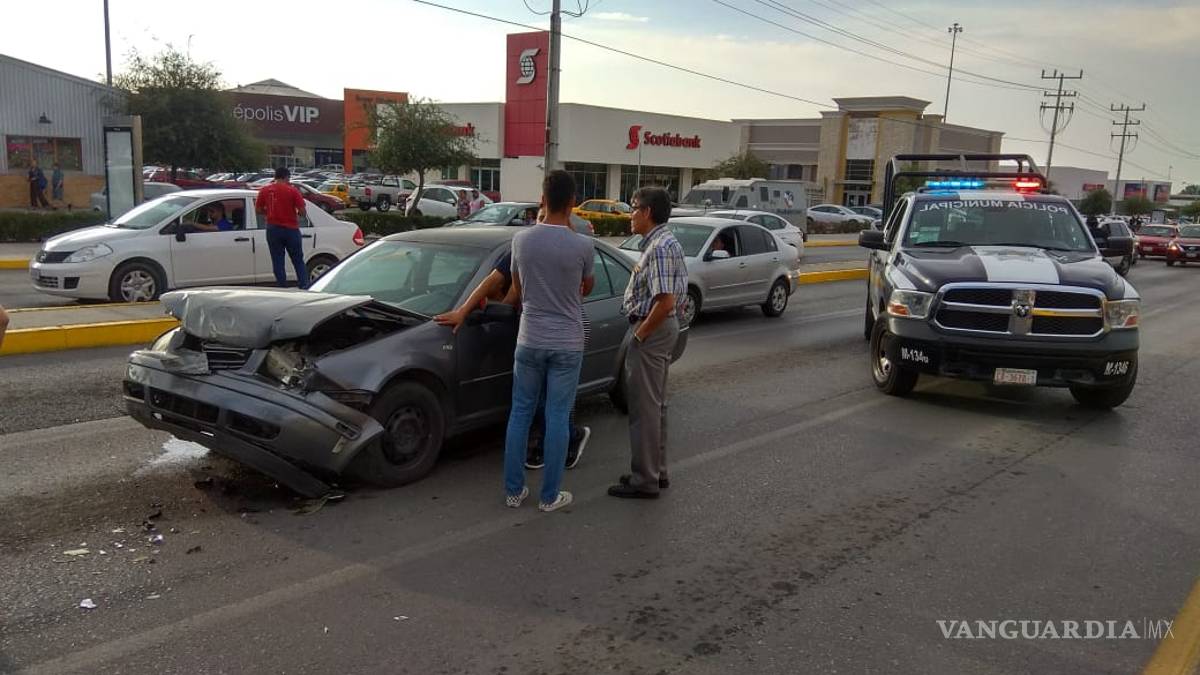 Cuantiosos daños materiales deja accidente frente a plaza comercial