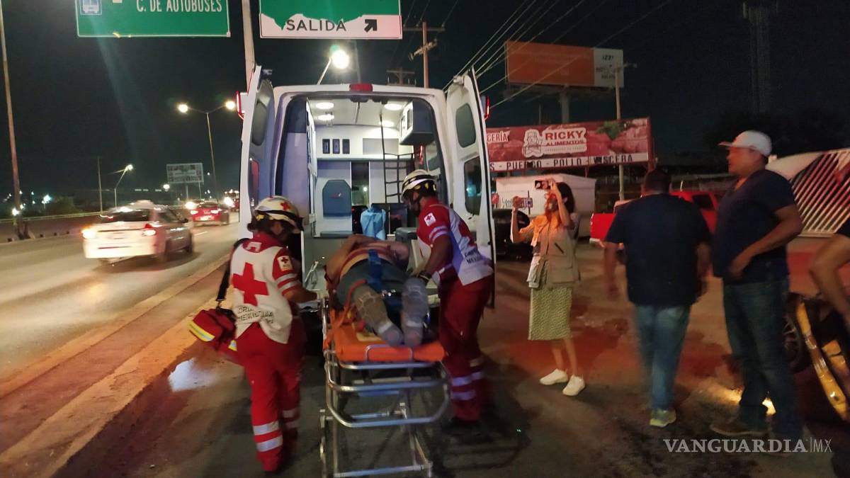 Hombre vuelca en el periférico Luis Echeverría
