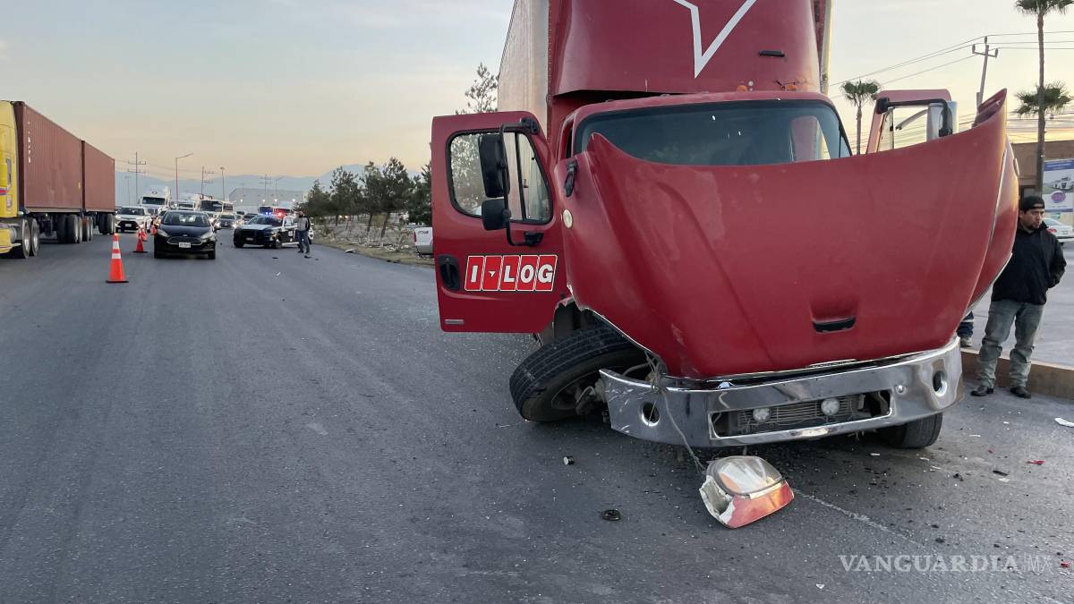 Camión de carga embiste a cuatro vehículos, en Ramos Arizpe