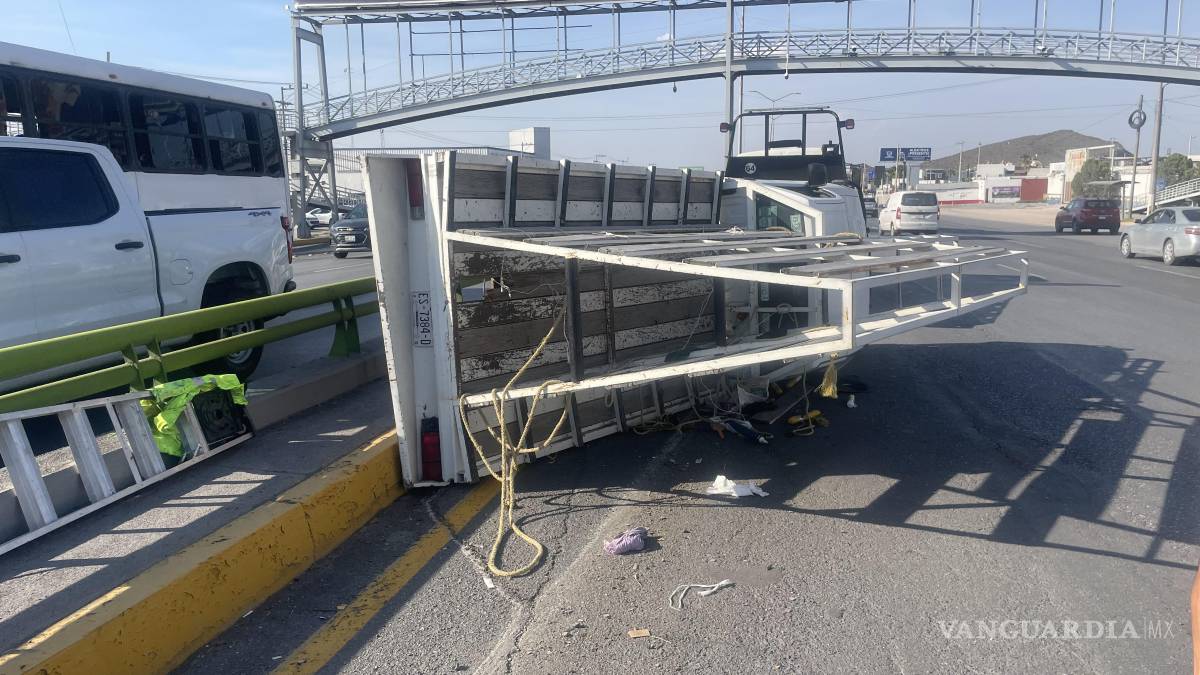 Empleado vuelca camioneta tras recibir ‘cerrón’ en bulevar Venustiano Carranza