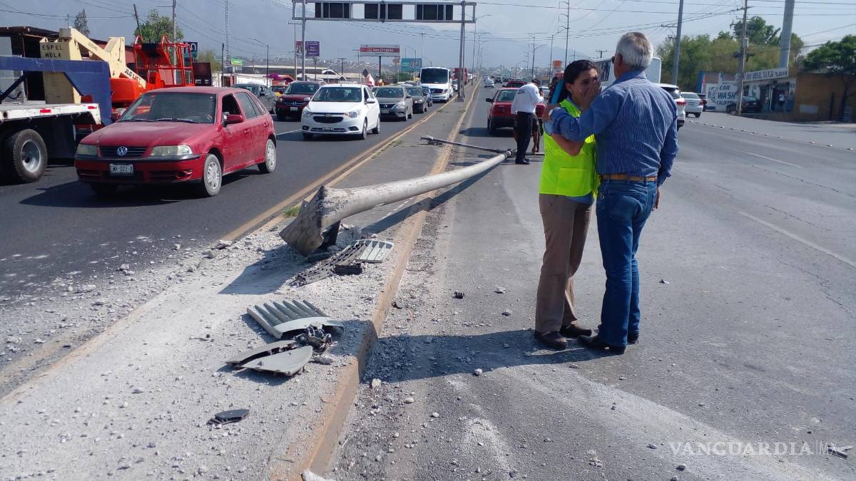 Saltillo: Choca contra luminaria y provoca caos vial