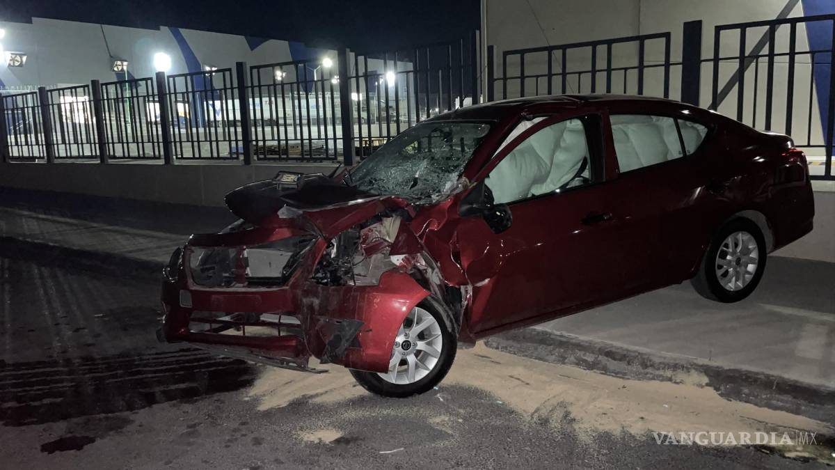 Saltillo: pierde control, choca contra tráiler y termina lesionado