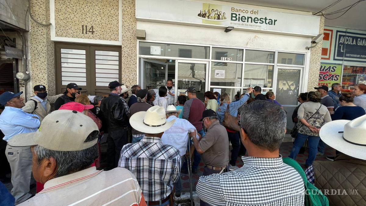 ¡Sólo hay una caja! Registran kilométricas filas en entrega de apoyos Bienestar