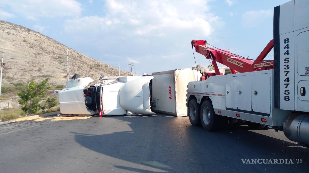Tráiler vuelca en libramiento Óscar Flores Tapia, trasladan a chofer a hospital de Saltillo